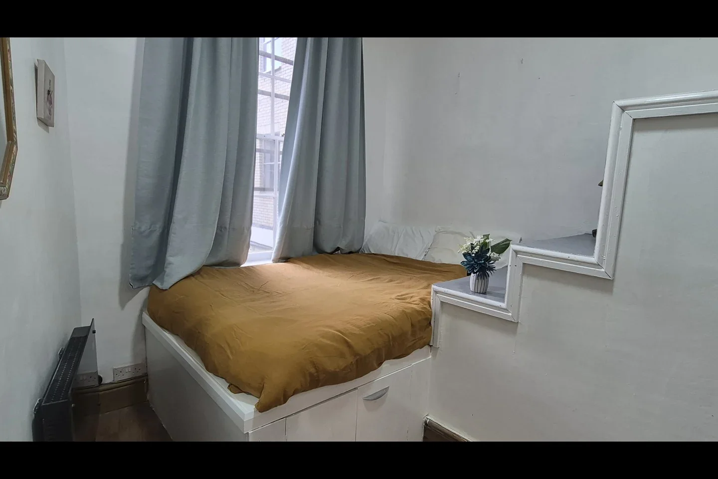 Room Aldersgate Street in City of London