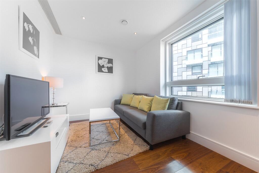 Flat Lincoln Plaza in Greater London