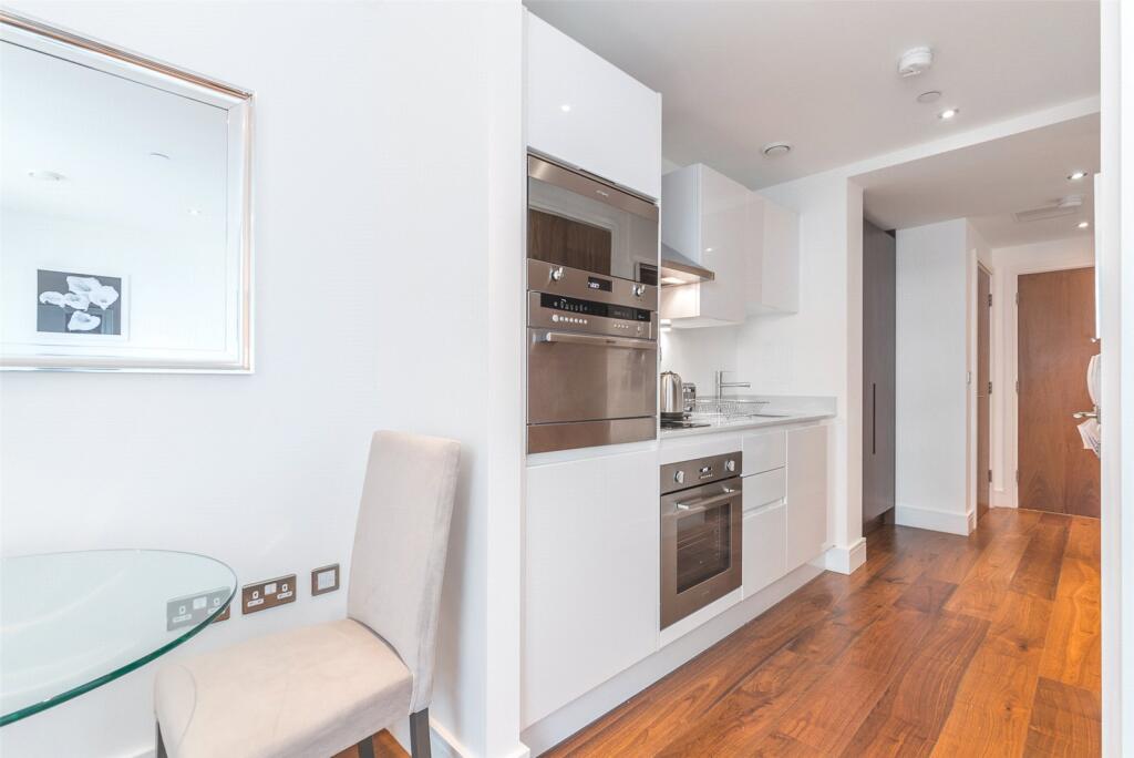 Flat Lincoln Plaza in Greater London