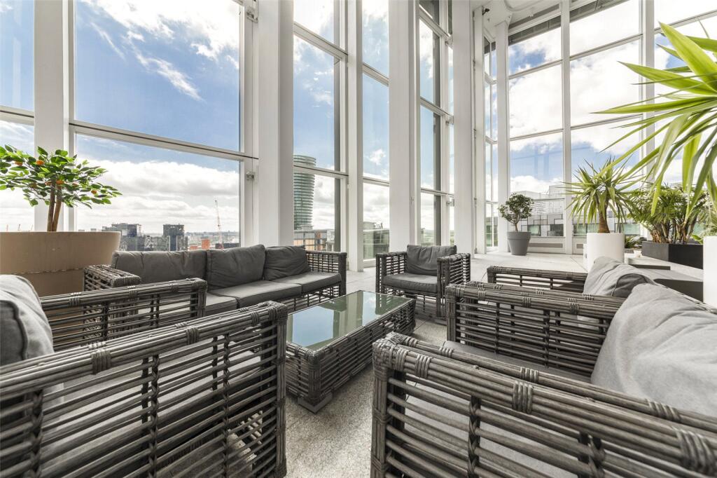 Flat Lincoln Plaza in Greater London