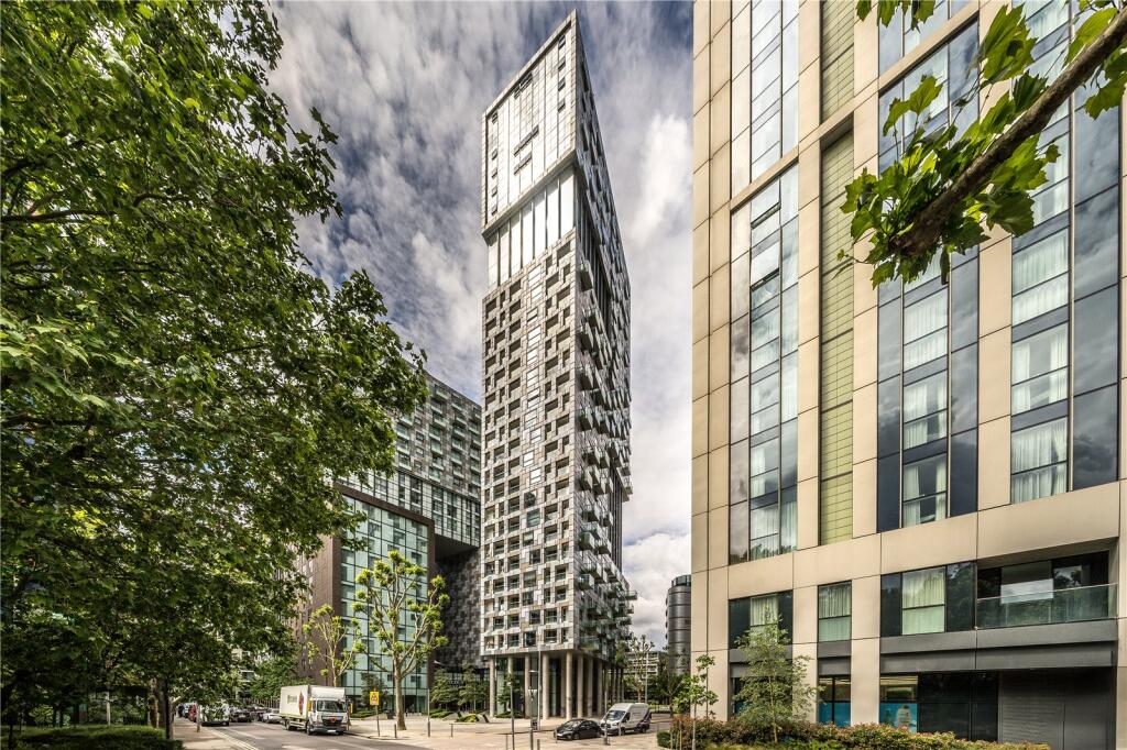 Flat Lincoln Plaza in Greater London
