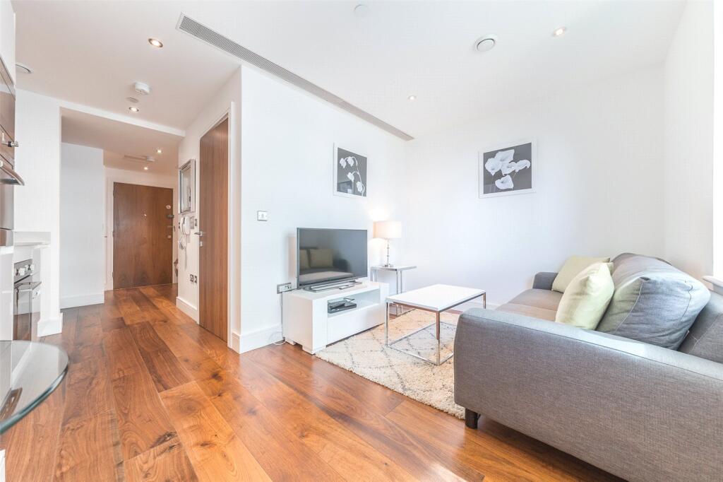 Flat Lincoln Plaza in Greater London