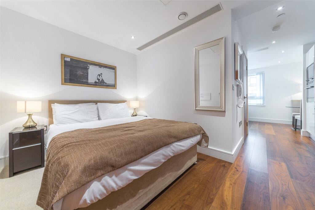 Flat Lincoln Plaza in Greater London