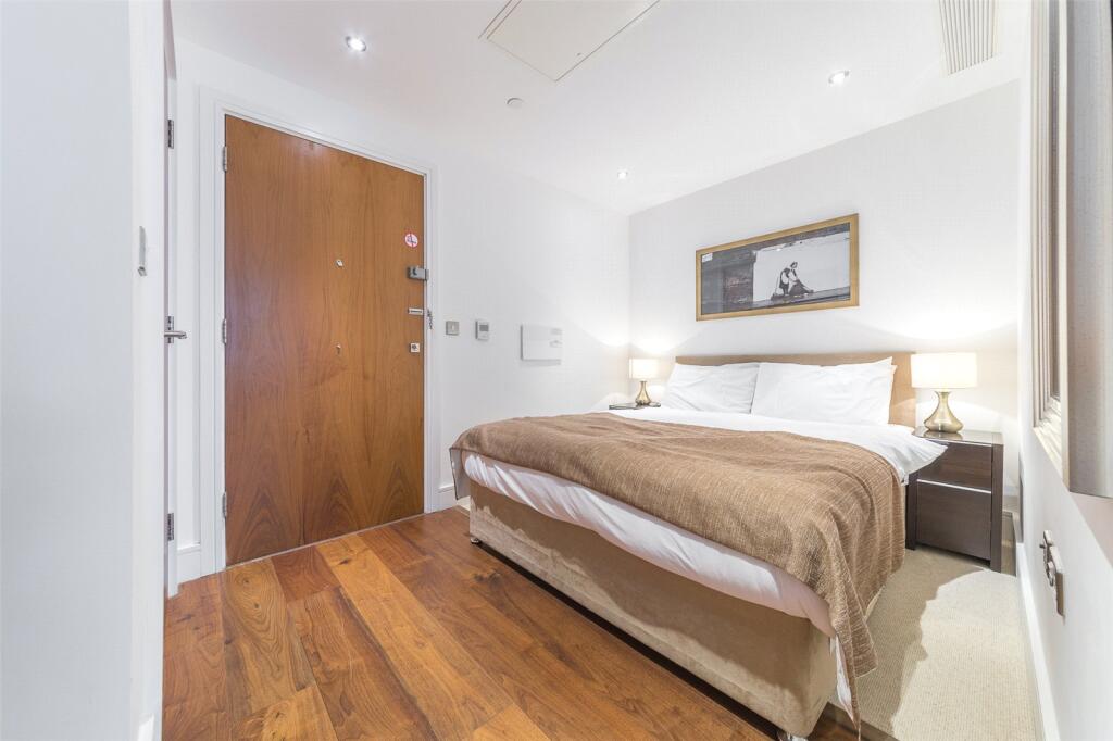 Flat Lincoln Plaza in Greater London