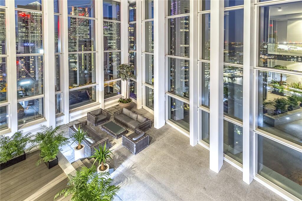 Flat Lincoln Plaza in Greater London