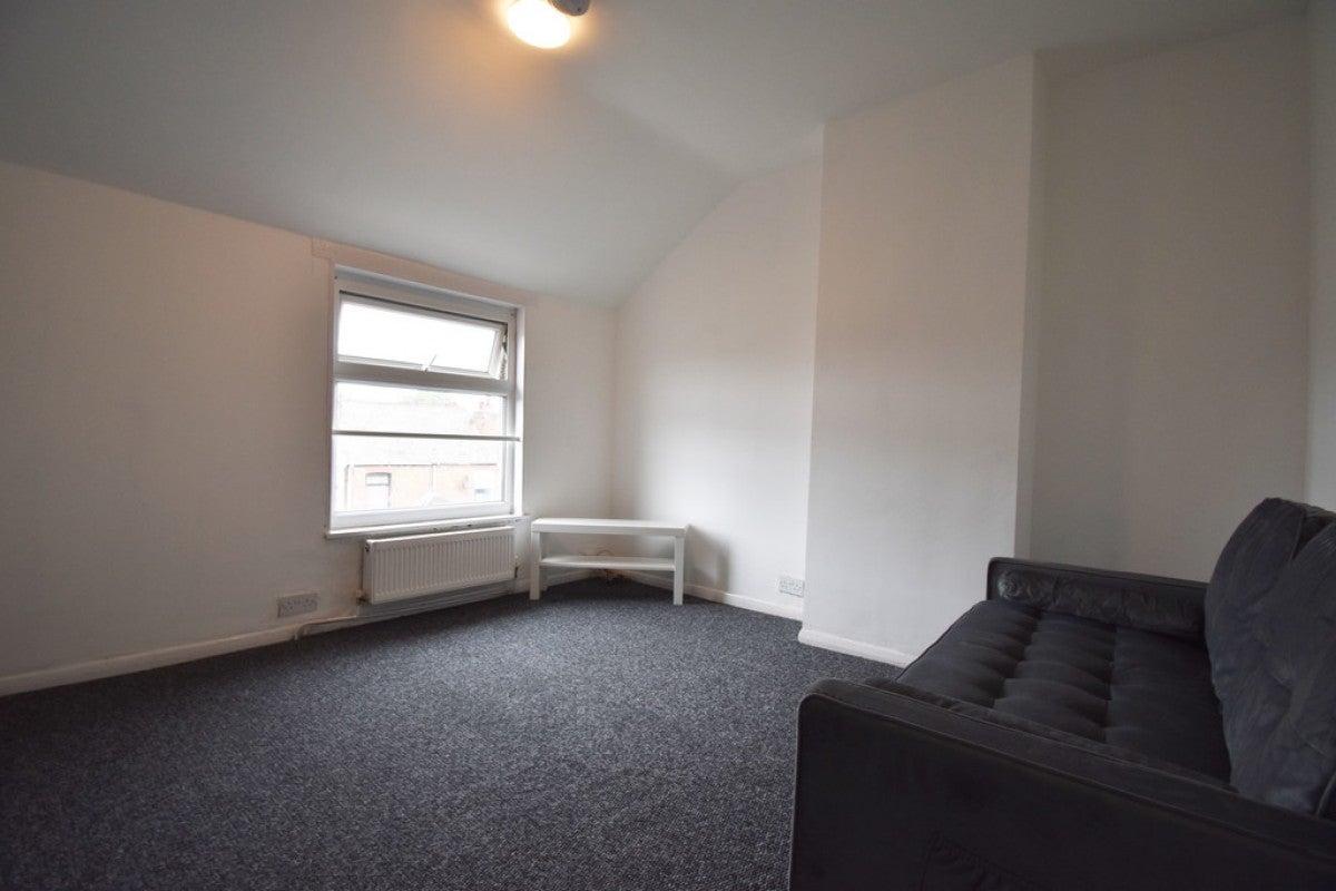 Room Bolingbroke Road in Coventry