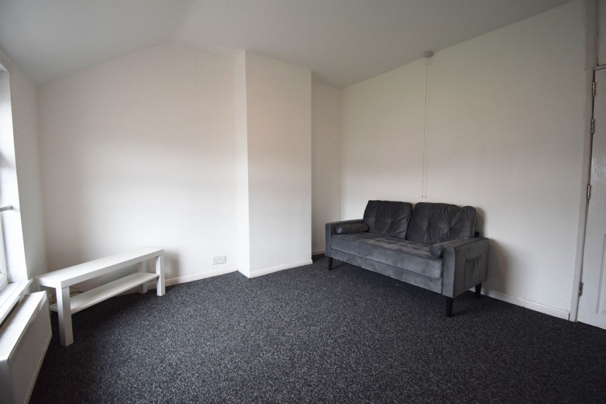 Room Bolingbroke Road in Coventry