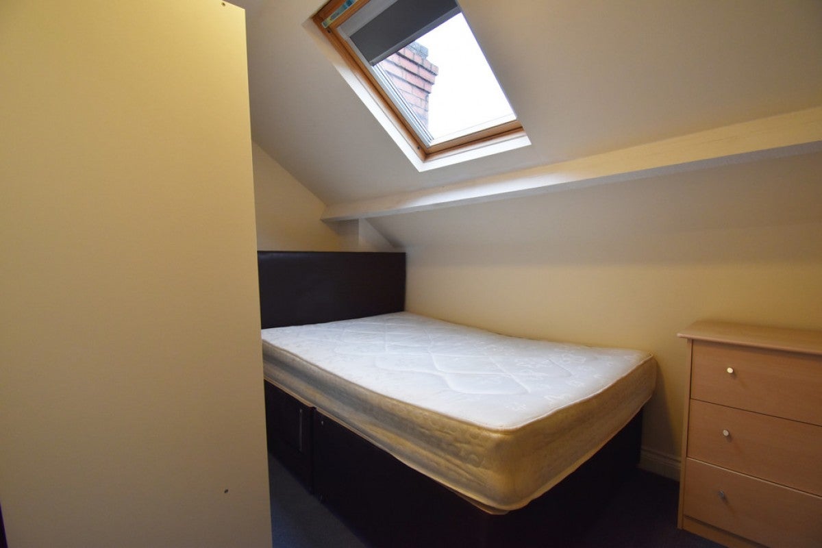 Room Bolingbroke Road in Coventry