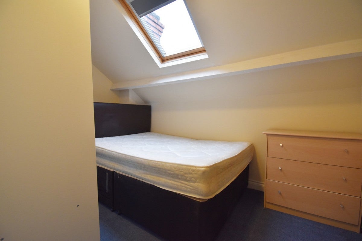 Room Bolingbroke Road in Coventry