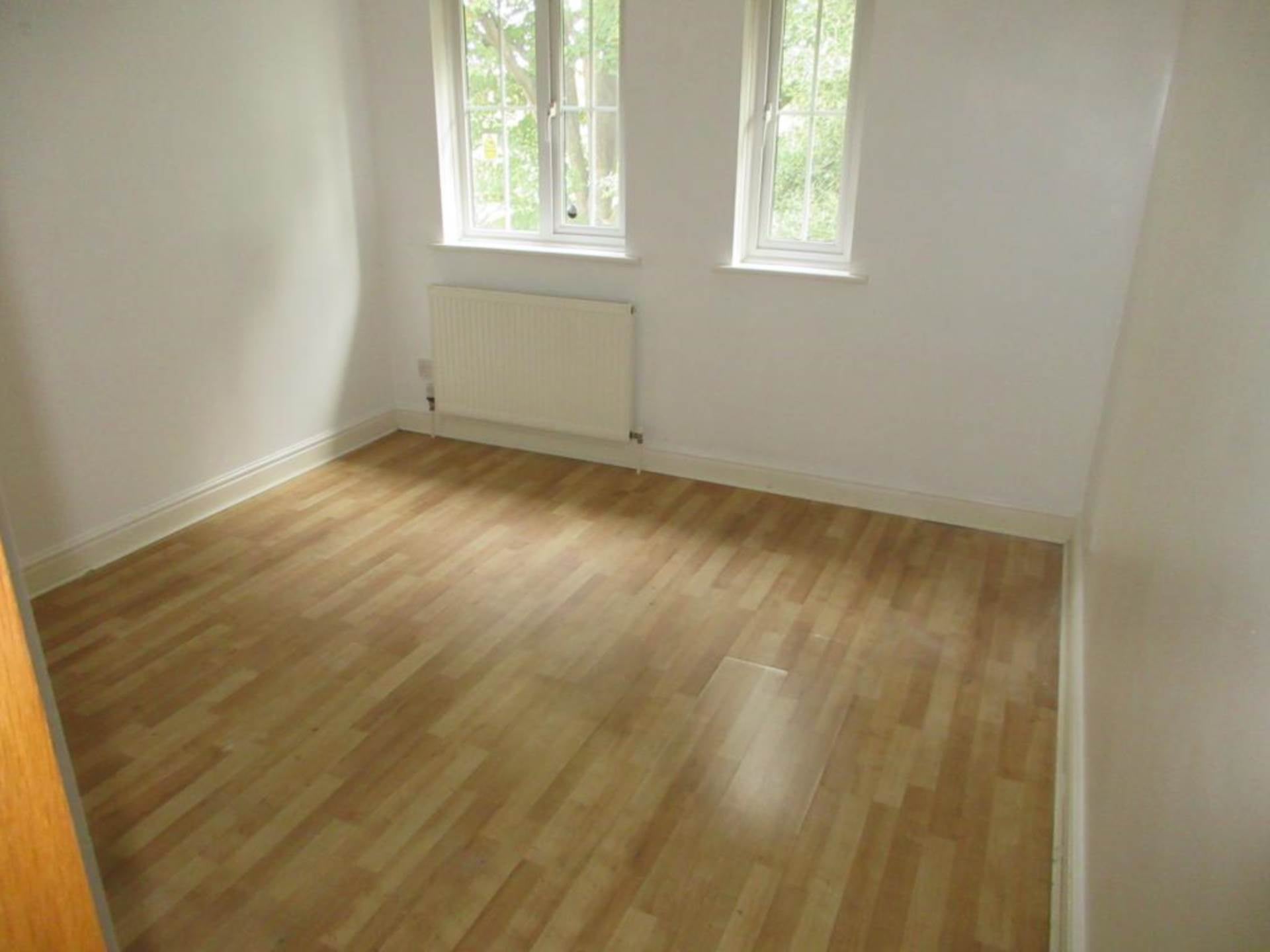 Flat Gainsborough Drive in Southend-on-Sea
