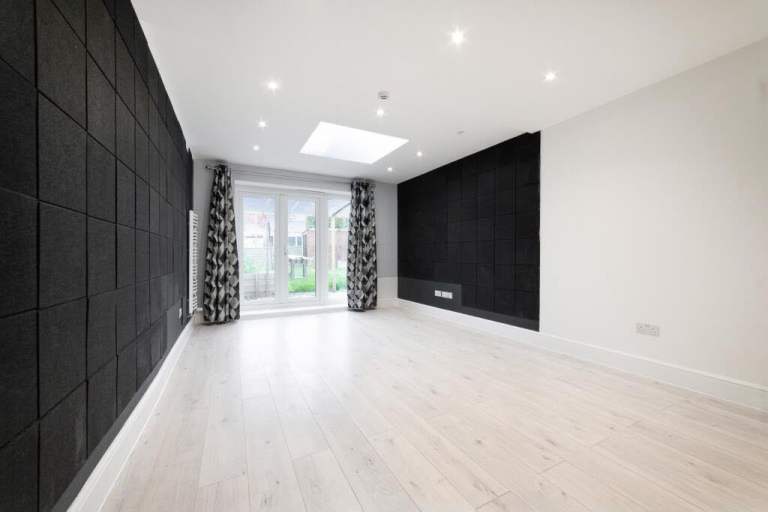 Flat Chipstead Gardens in Greater London