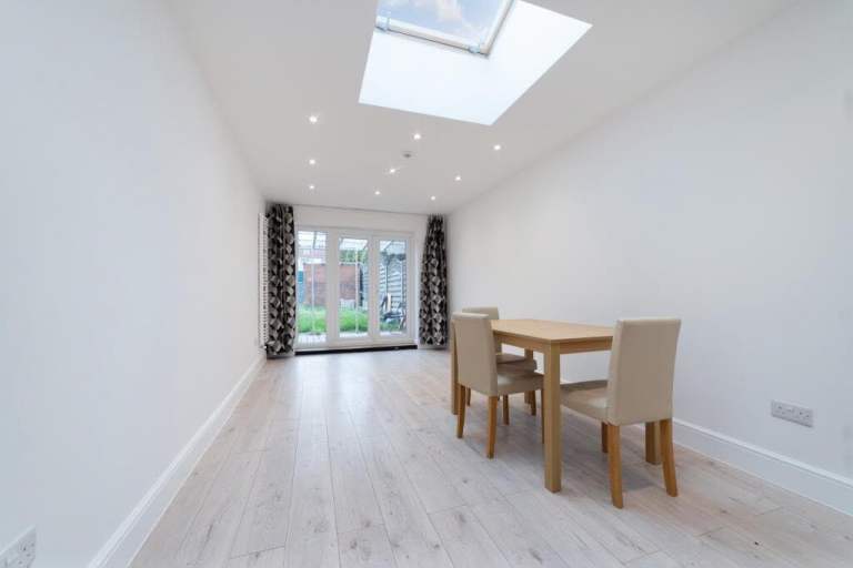 Flat Chipstead Gardens in Greater London