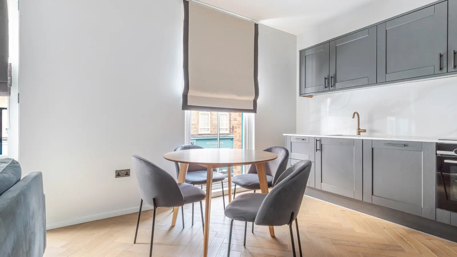 Flat Bell Lane in Greater London