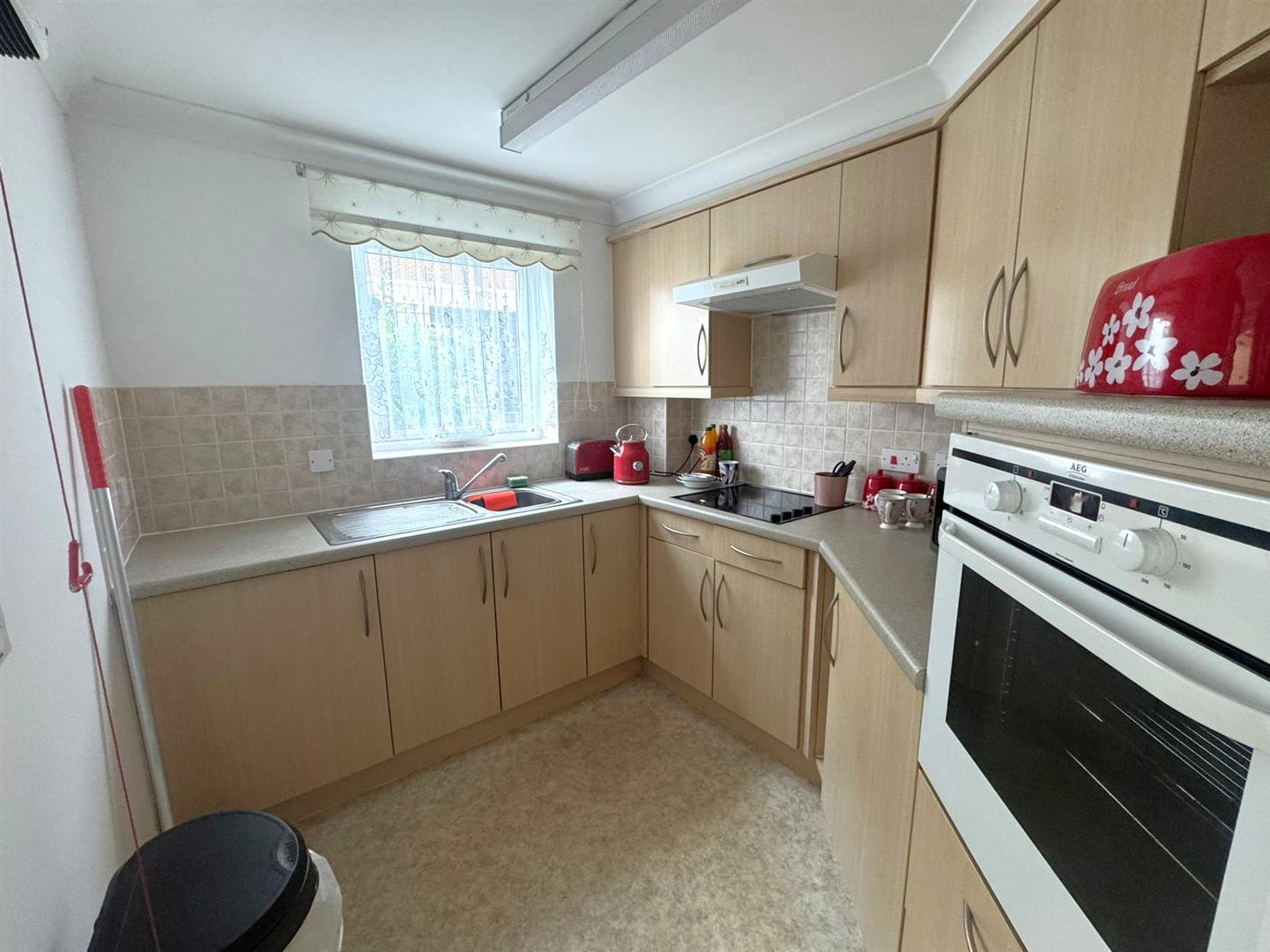 Flat Windsor Way in Rushmoor