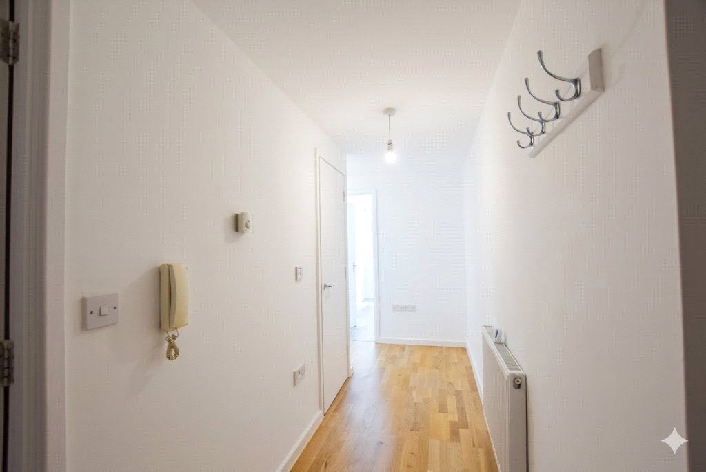 Flat Roberts Place in Greater London