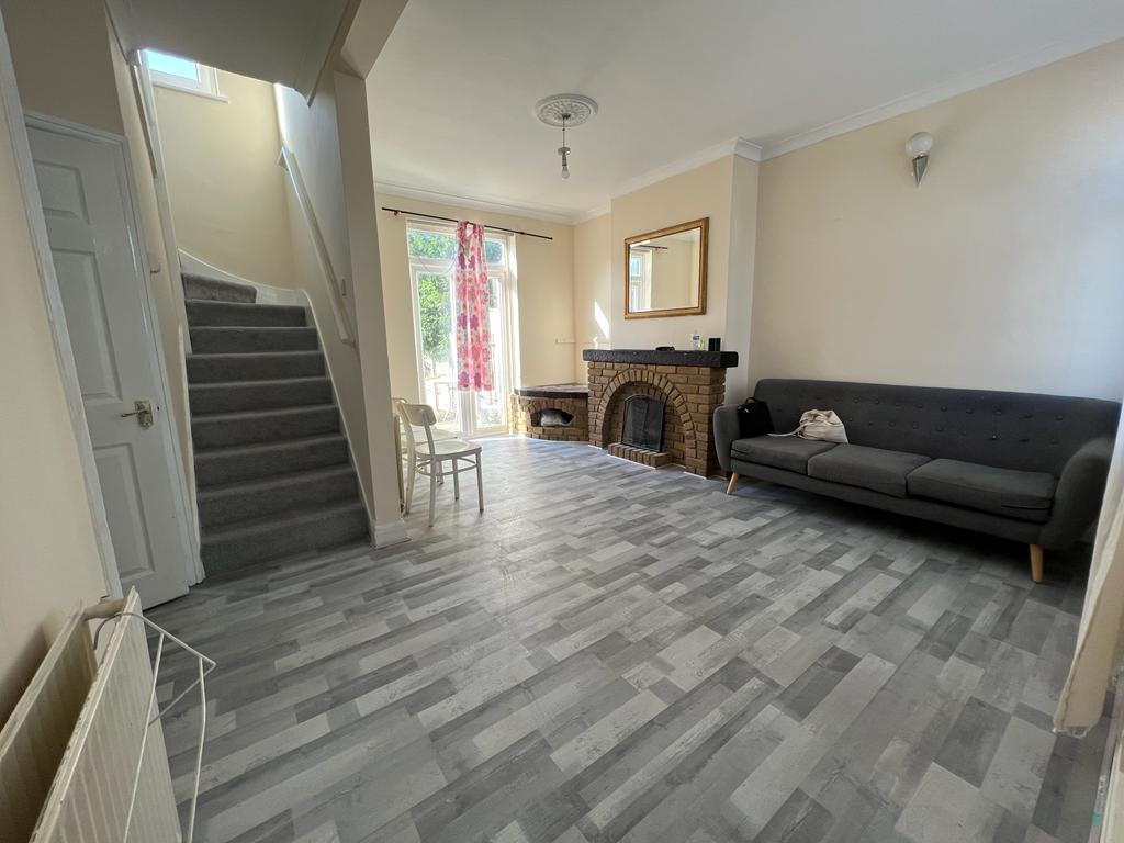 House Aintree Crescent in Greater London