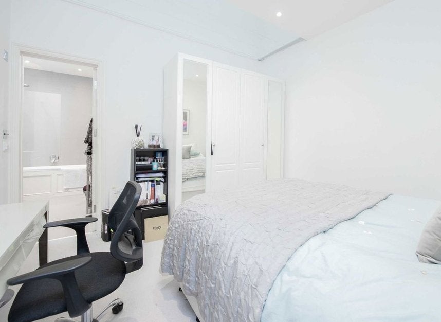 Flat Redfield Lane in Greater London