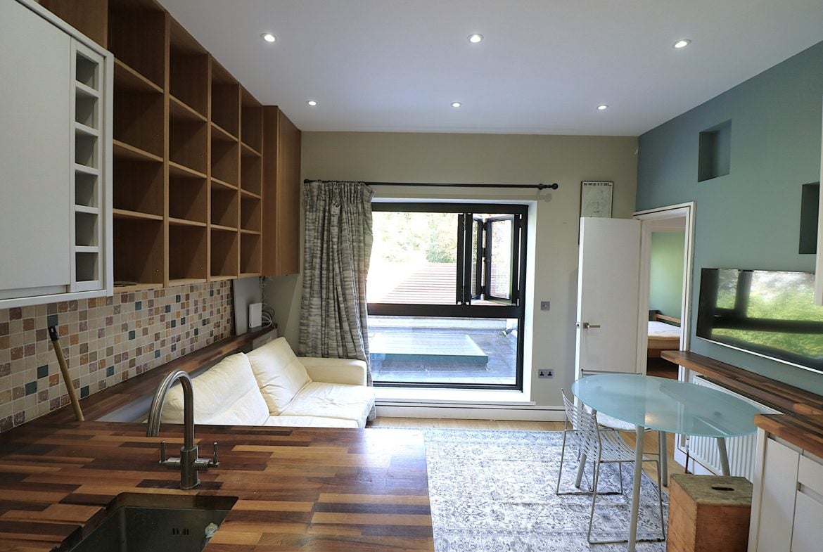 Flat Hazellville Road in Greater London