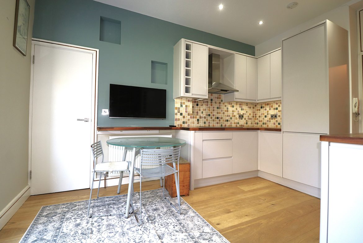 Flat Hazellville Road in Greater London