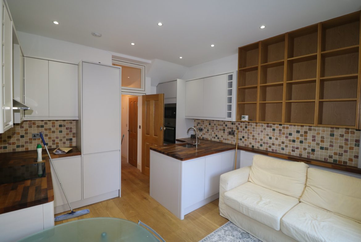 Flat Hazellville Road in Greater London