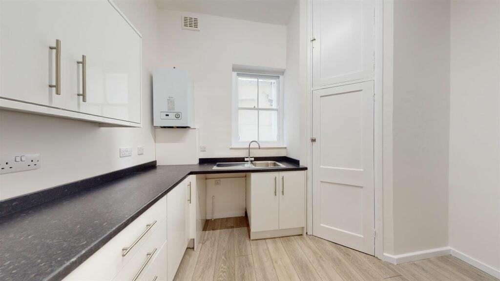 Flat Trinity Gardens in Folkestone and Hythe District