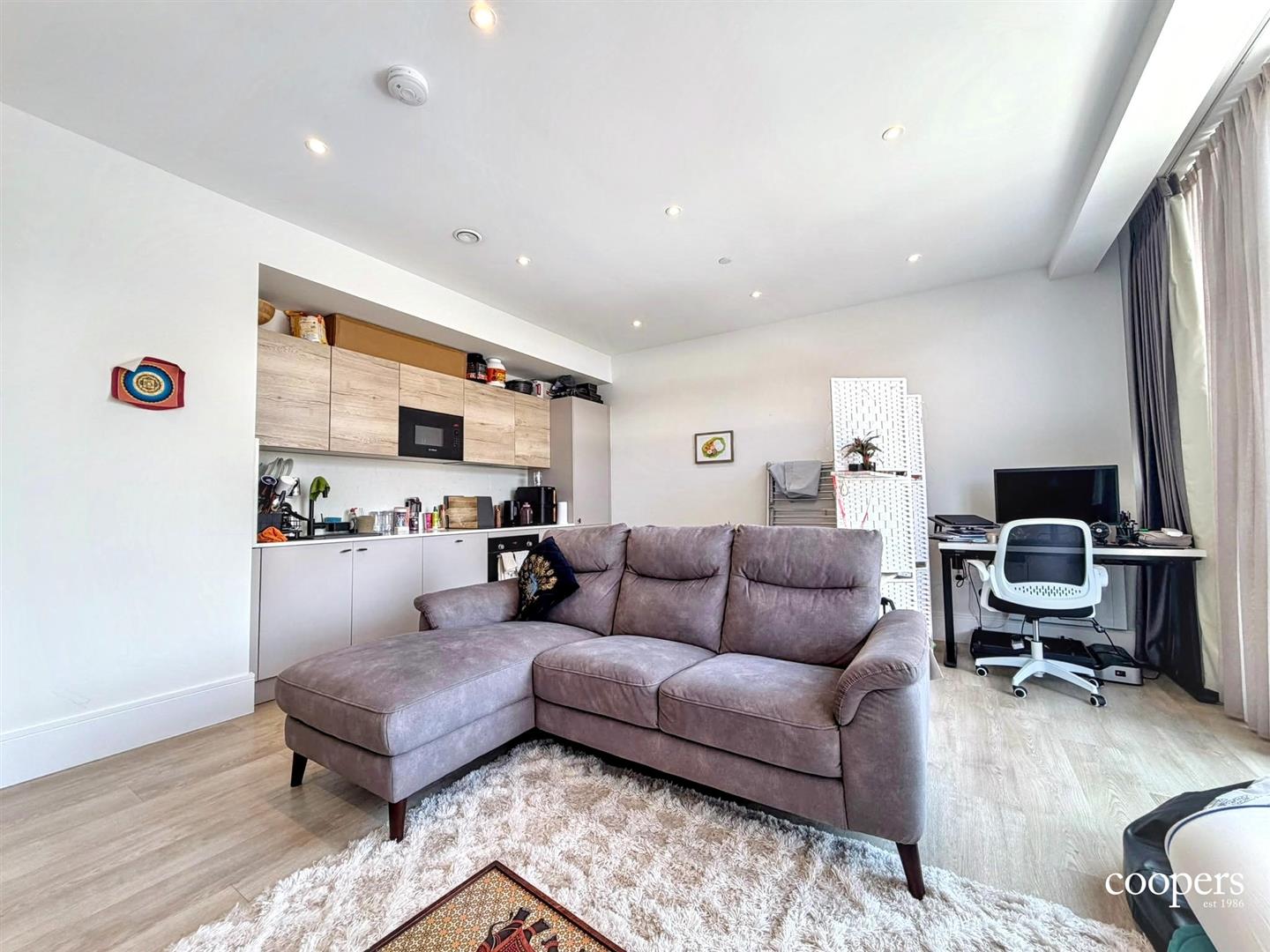 Flat Pembroke Road in Greater London