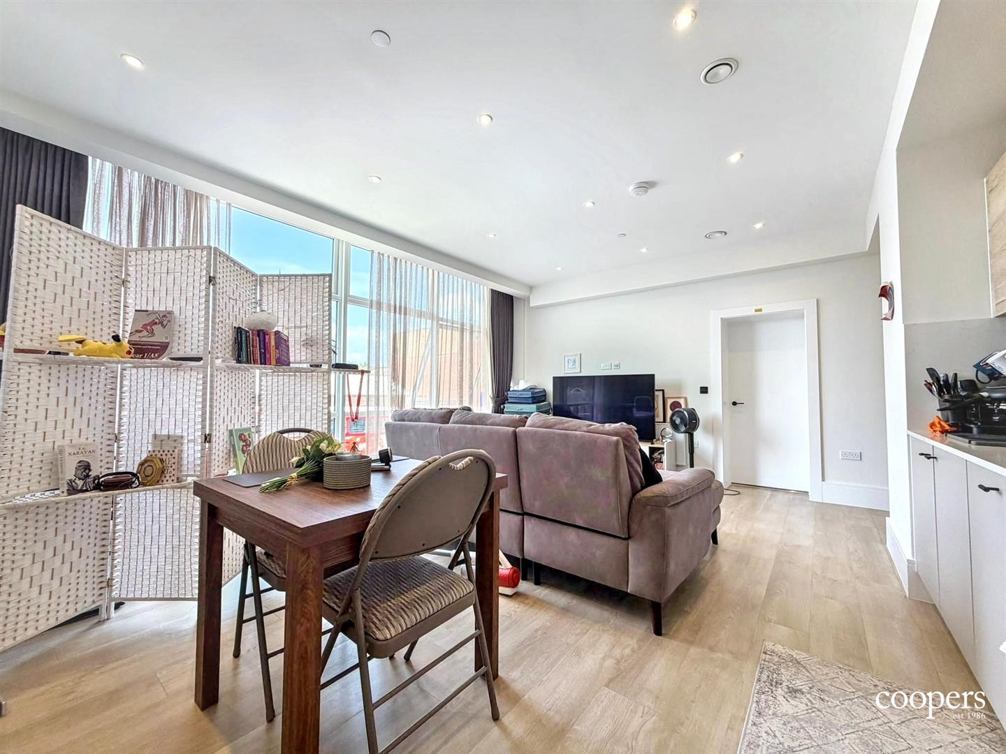 Flat Pembroke Road in Greater London