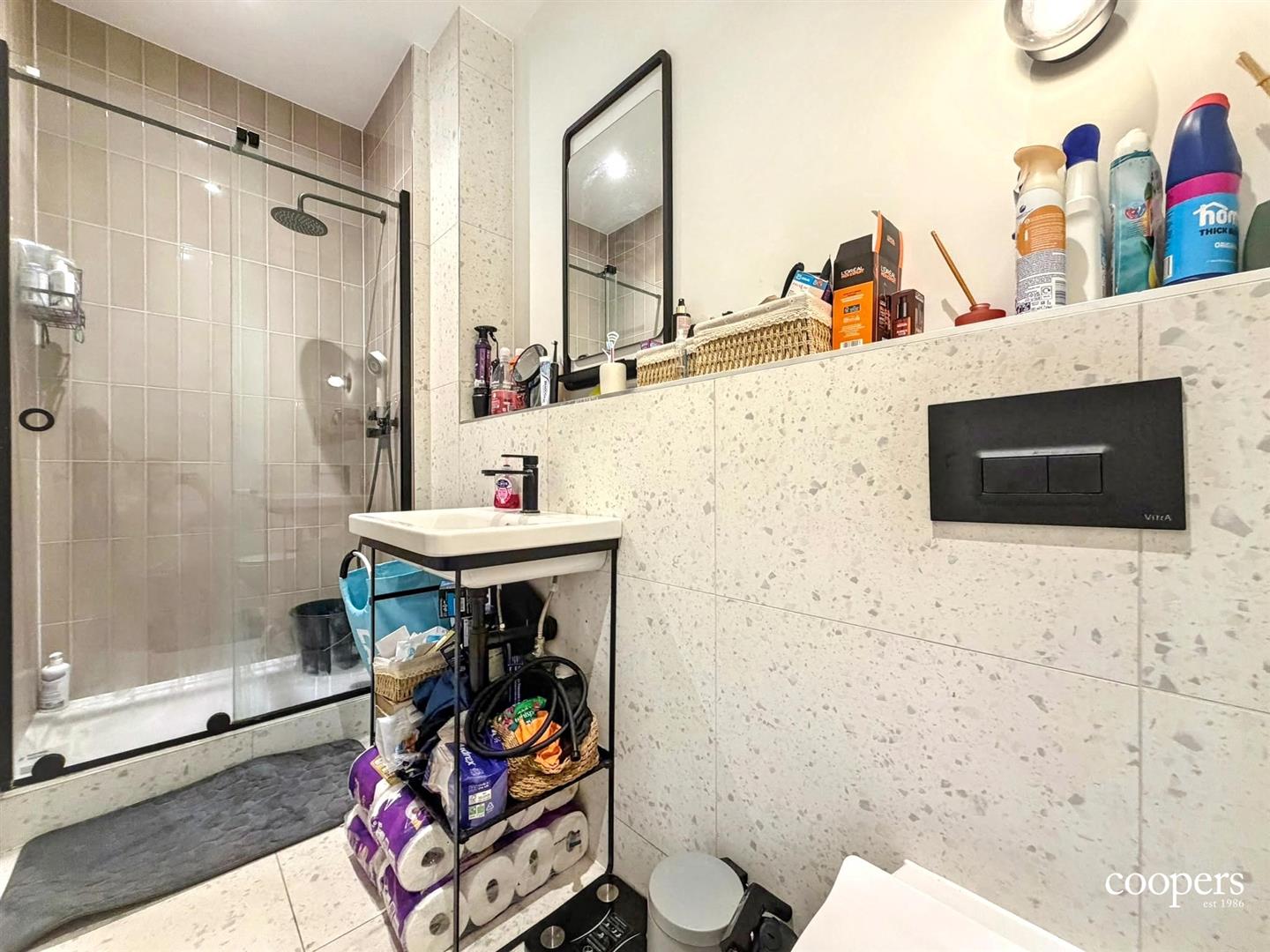 Flat Pembroke Road in Greater London