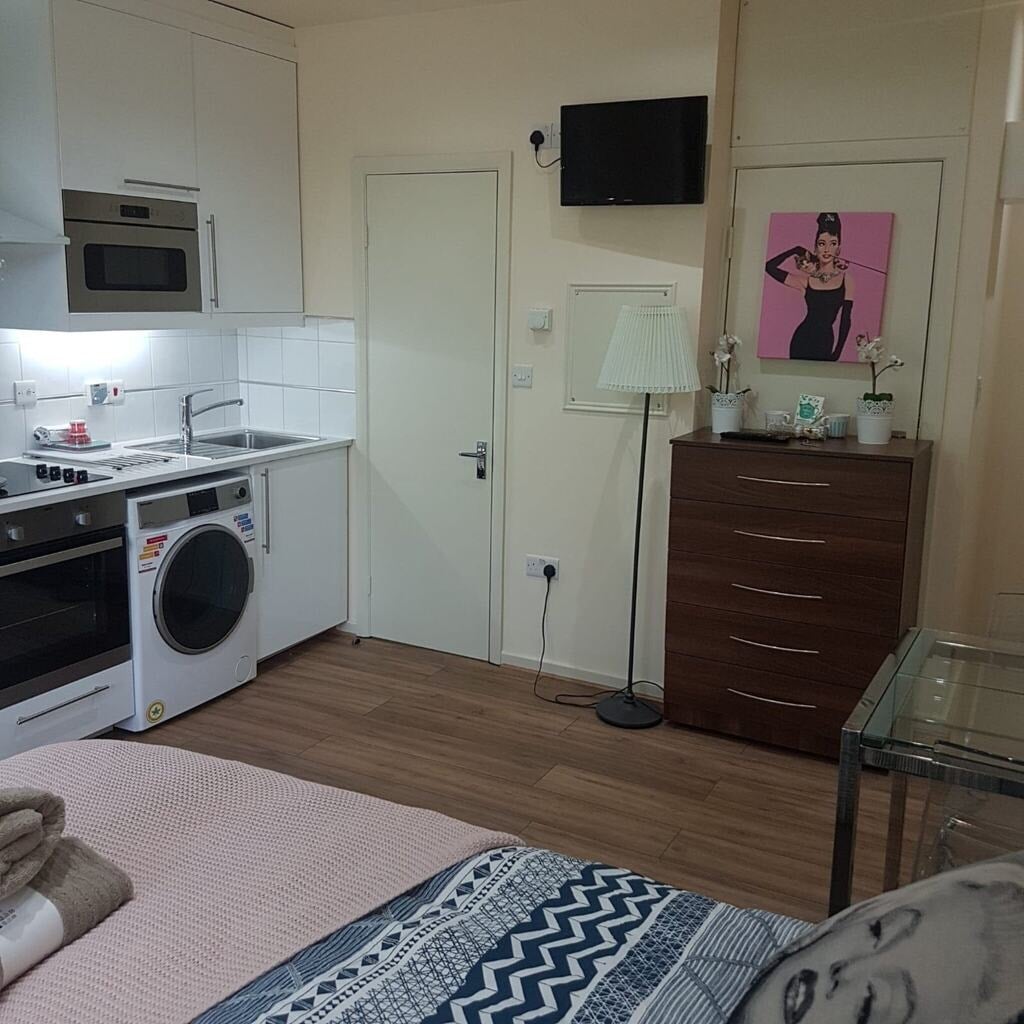 Flat Chatsworth Road in Greater London