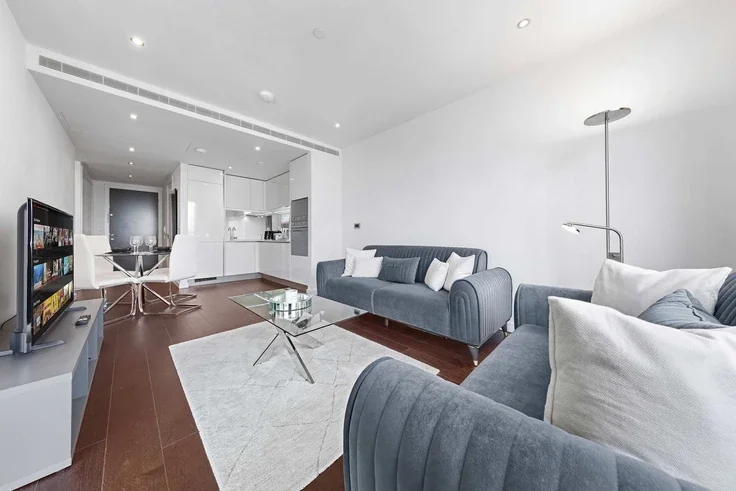 Flat Wyvil Road in Greater London