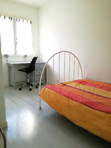 Room Rue des Treilles in Libourne