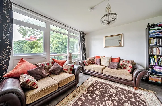 Flat Canterbury Crescent in Greater London
