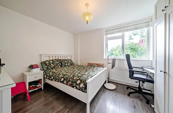 Flat Canterbury Crescent in Greater London