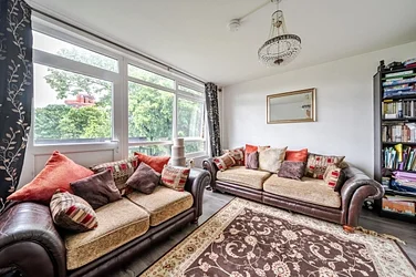 Flat Canterbury Crescent in Greater London