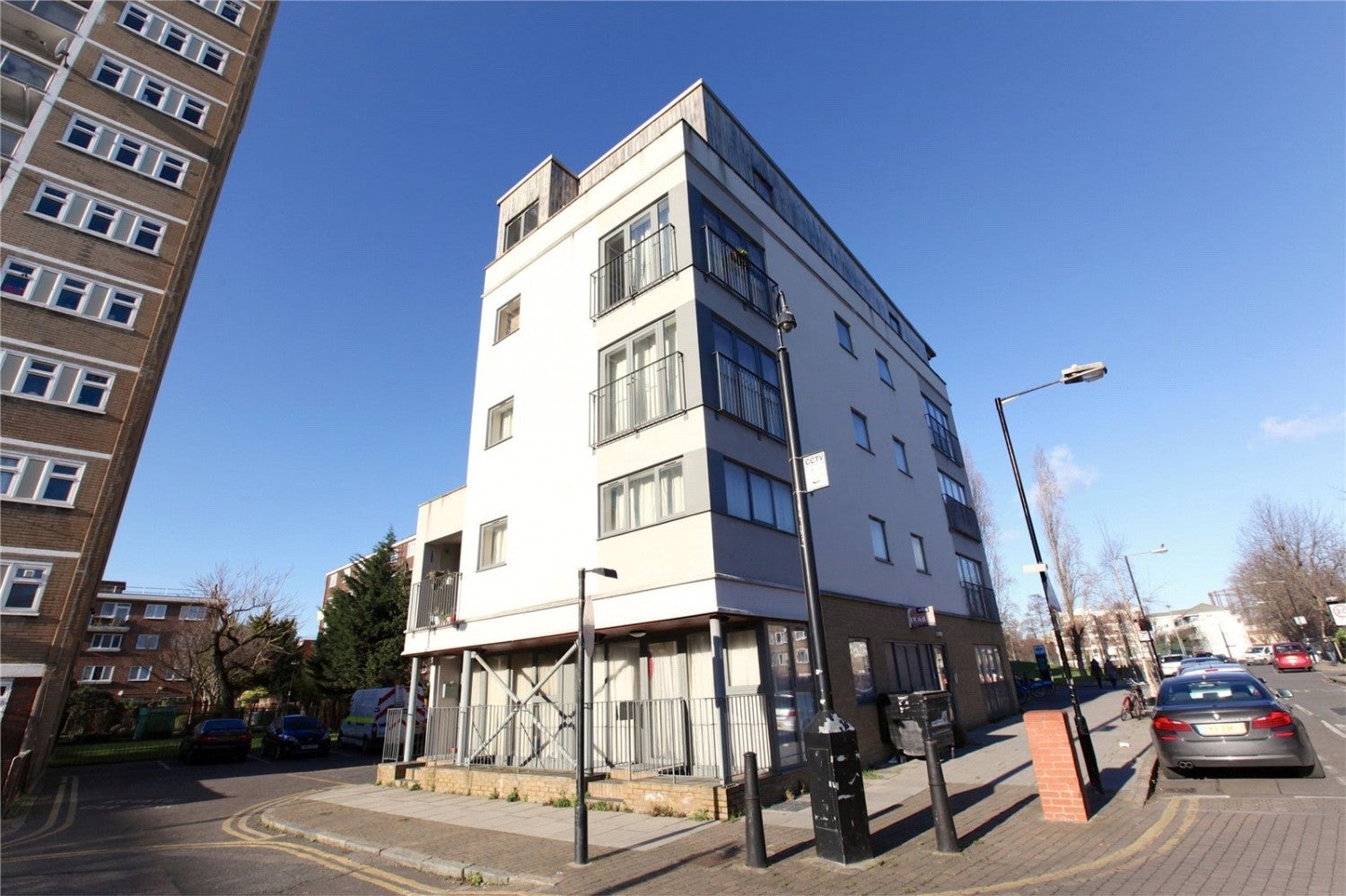 Flat Ellsworth Street in Greater London