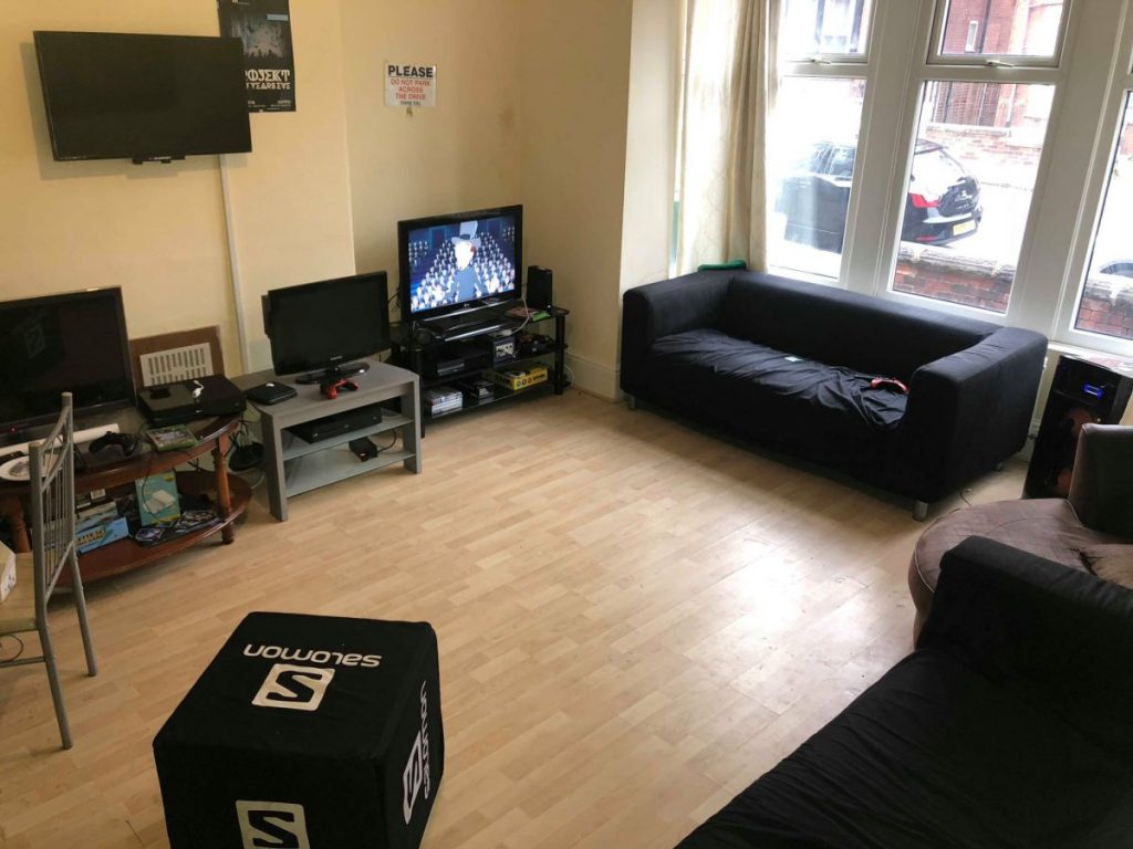 Flat Estcourt Avenue in Leeds