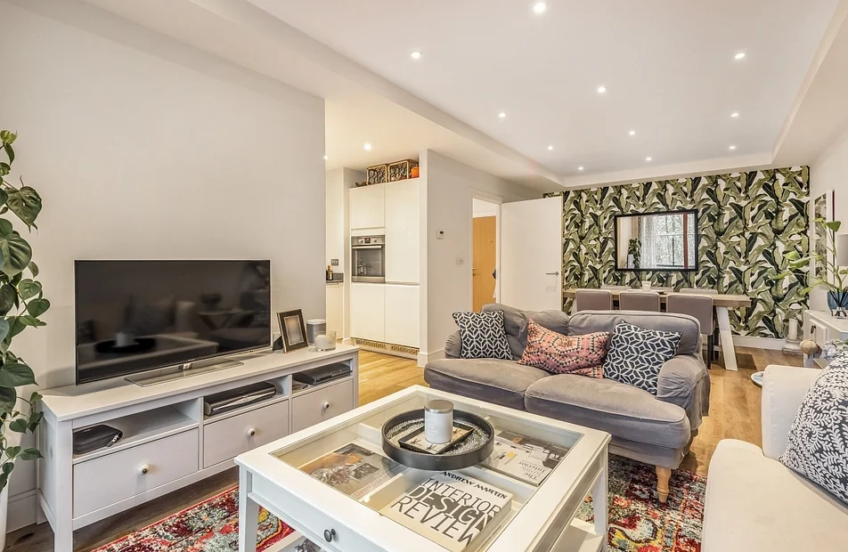Flat Knaresborough Drive in Greater London