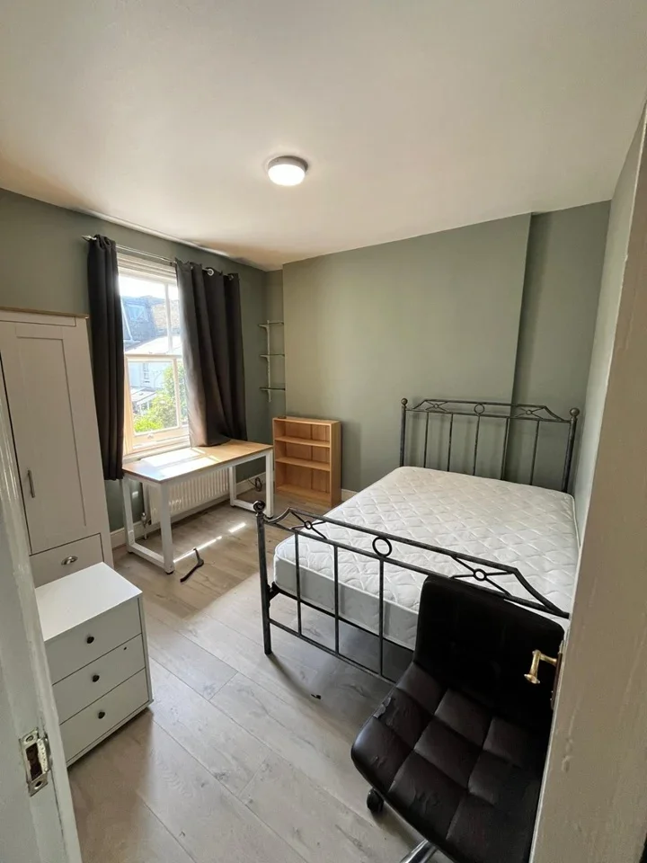 Room Parkville Road in Greater London