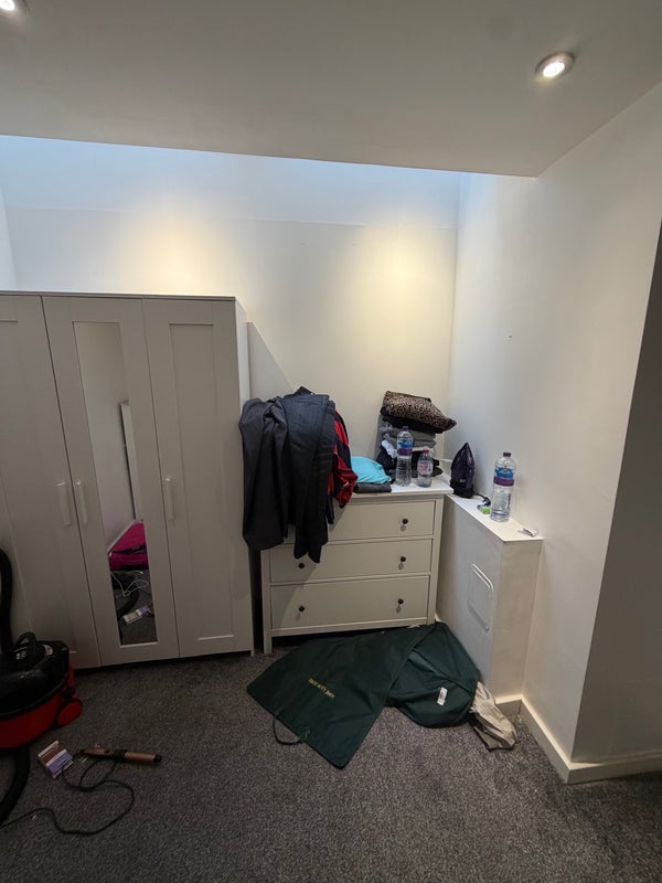 Room Commercial Road in Greater London