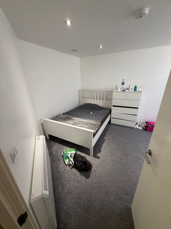 Room Commercial Road in Greater London