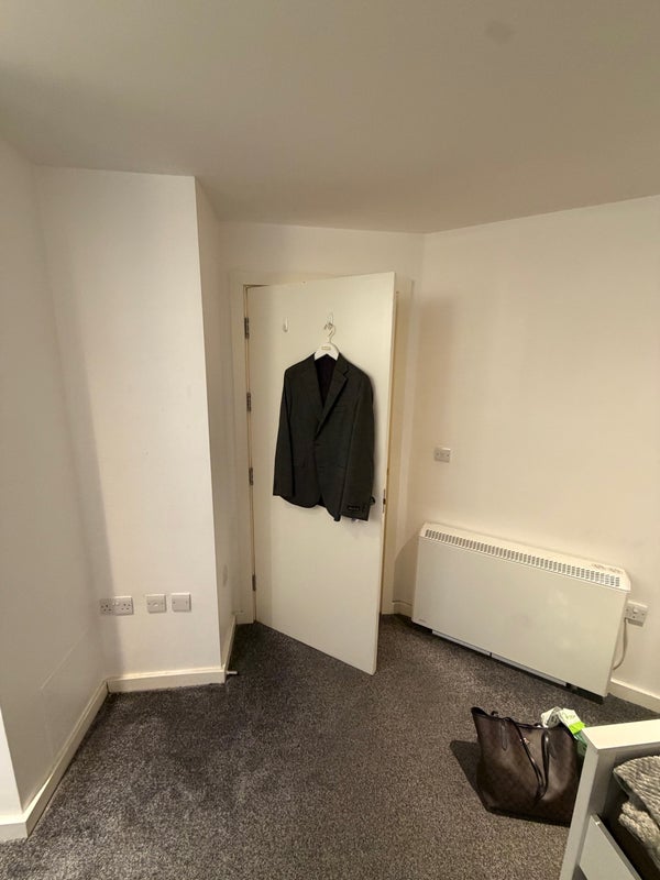 Room Commercial Road in Greater London