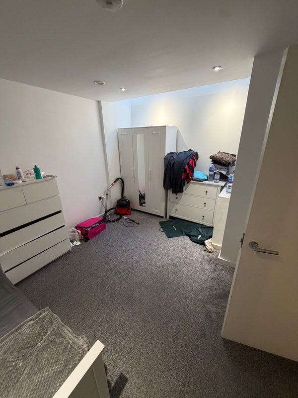 Room Commercial Road in Greater London