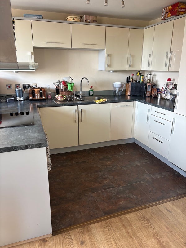 Room Brackley Road in Greater London