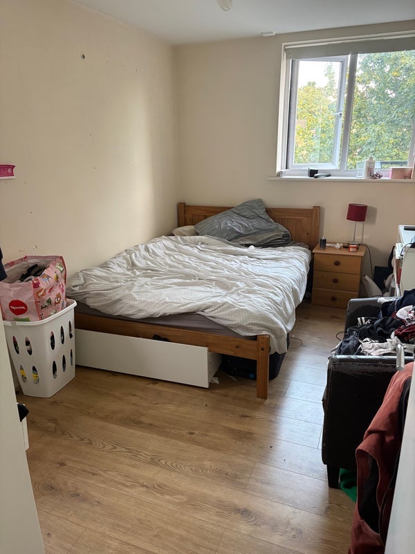 Room Brackley Road in Greater London