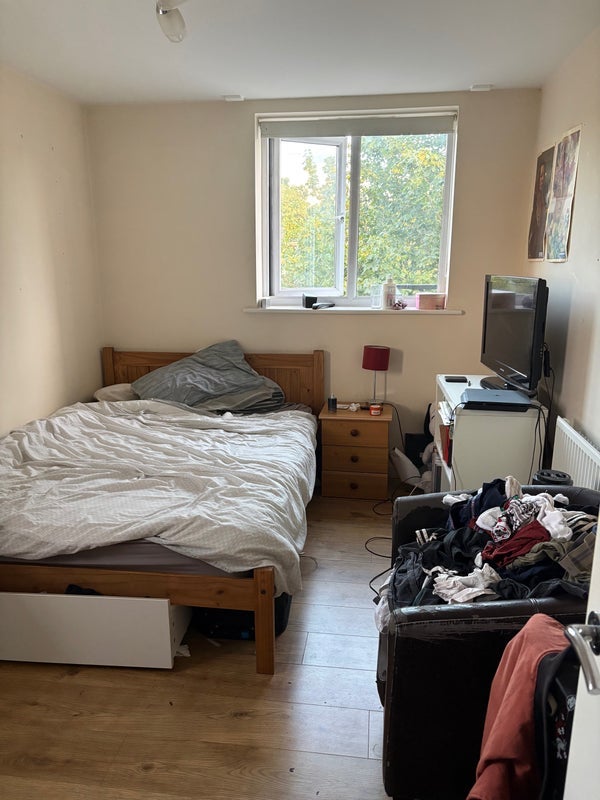 Room Brackley Road in Greater London