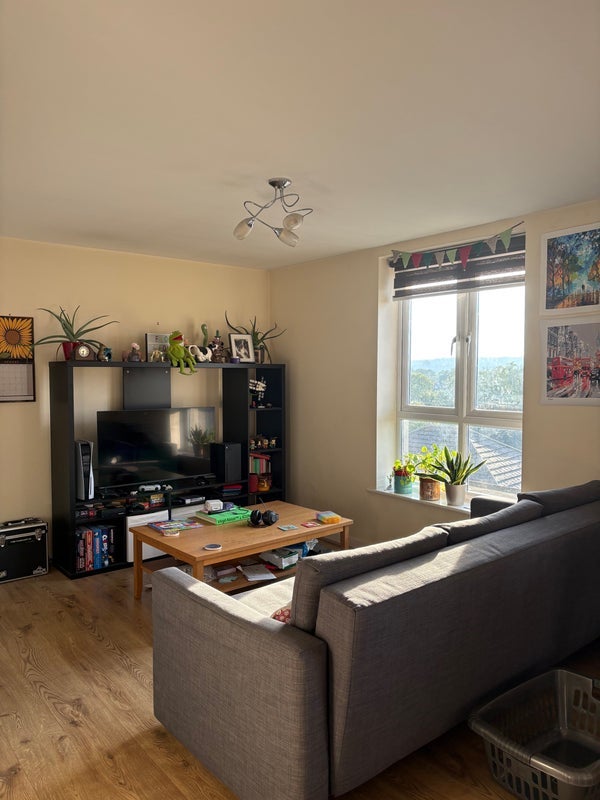 Room Brackley Road in Greater London