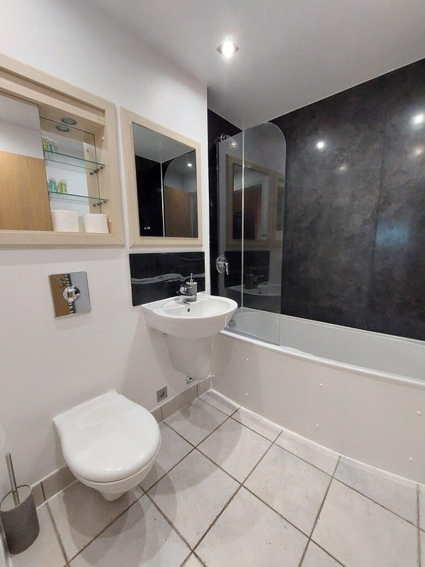 Flat Millharbour in Greater London