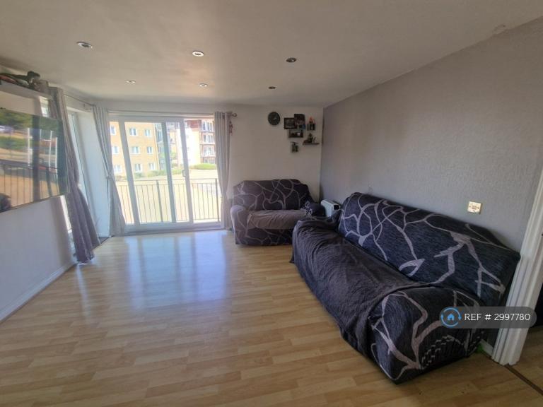 Flat Blackburn Way in Greater London