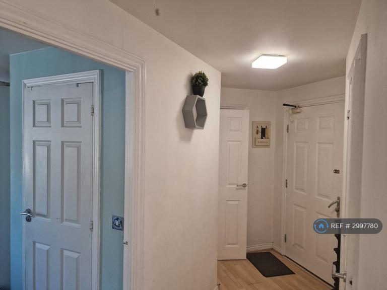 Flat Blackburn Way in Greater London