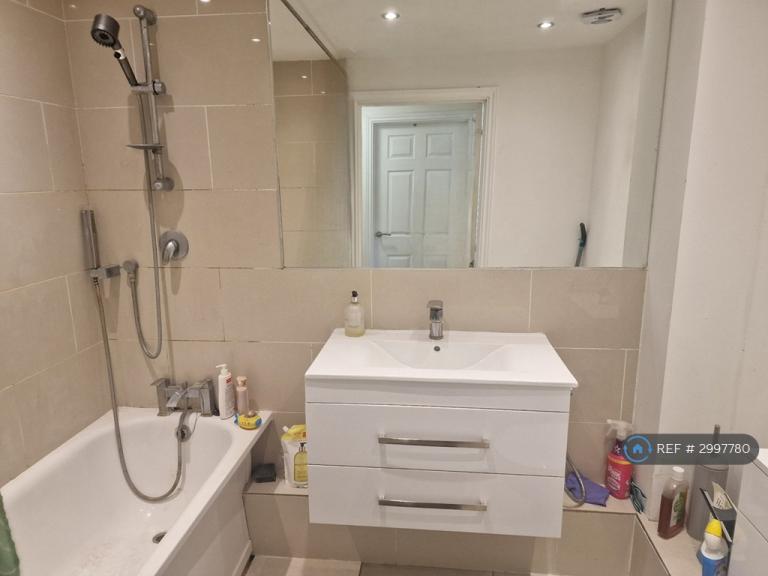 Flat Blackburn Way in Greater London